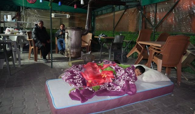 Buldan'da 5.1 büyüklüğündeki depremin ardından artçı sarsıntılardan endişe eden vatandaşlar dışarda kaldı