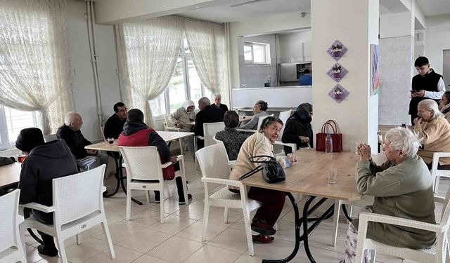 Burhaniye'de Yaşlılara Saygı Haftası Kapsamında Huzurevi Ziyareti