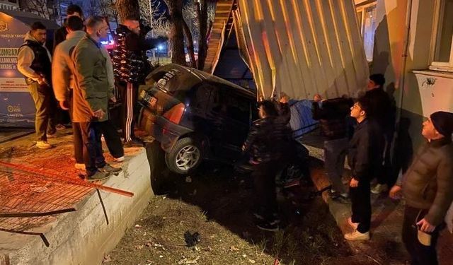 Bursa'da kontrolden çıkan otomobil apartmanın bahçesine düştü