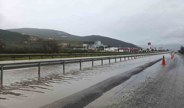 Bursa'da su birikintisine takılan araç kurtarıldı