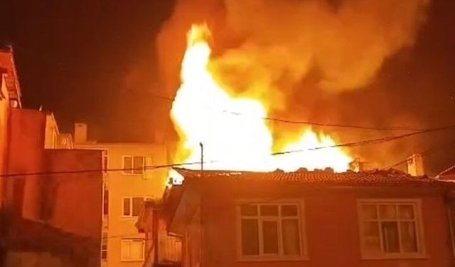 Bursa'daki terkedilmiş binanın çatısında yangın çıktı