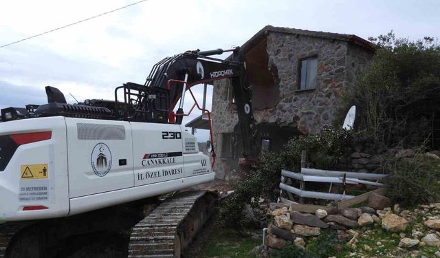 Çanakkale'de 31 ruhsatsız yapı yıkıldı