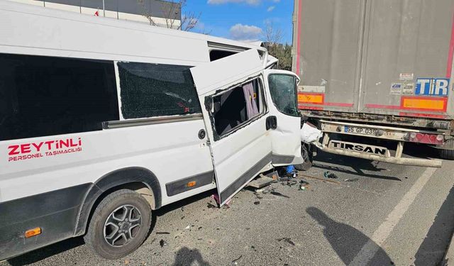 Çerkezköy'de işçi minibüsü tıra çarptı: 1'i ağır olmak üzere 4 yaralı