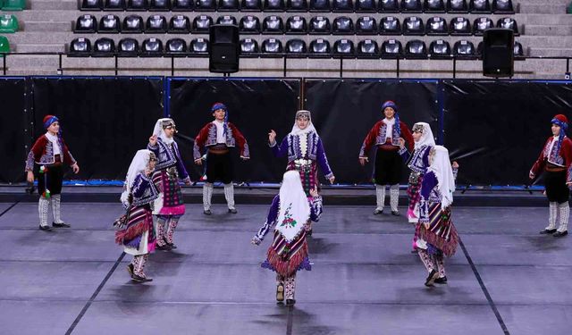 Denizli'deki Halk Oyunları Şöleninde Finalistler Belirlendi