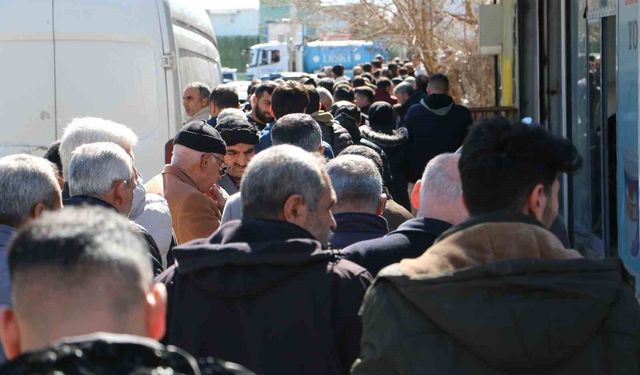 Diyarbakır'da APP Plaka Değişimi İçin Uzun Kuyruklar Oluştu