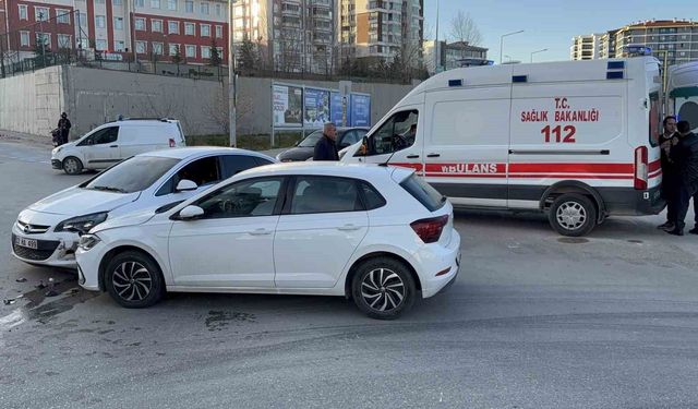 Edirne'de iki araç çarpıştı: 2 yaralı