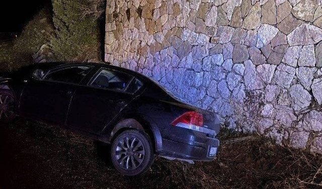 Eğirdir'de otomobilin kontrolden çıkması sonucu 3 kişi yaralandı.