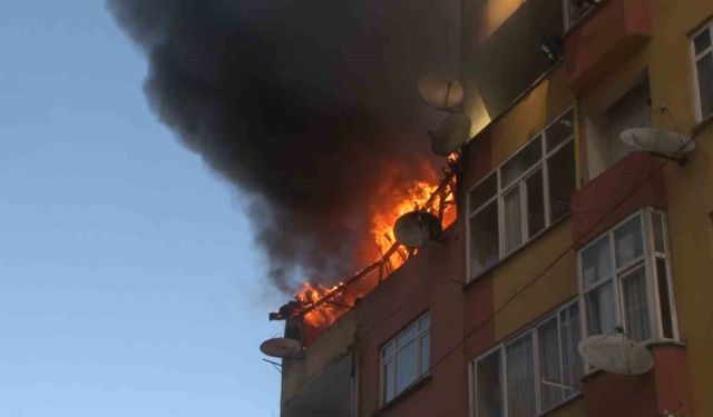 Esenler'deki 4 Katlı Binanın Çatısında Yangın Çıktı