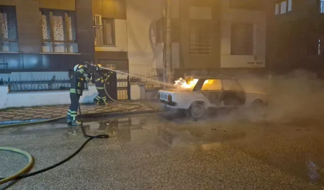 Gökmeydan'da Gece Yarısı Yangın Paniği: Park Halindeki LPG'li Araç Küle Döndü