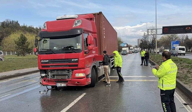 Eskişehir'de 4 aracın karıştığı trafik kazasında 1 kişi yaralandı