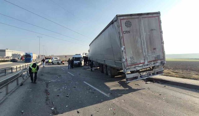 Eskişehir'de 5 aracın karıştığı zincirleme trafik kazasında 12 kişi yaralandı