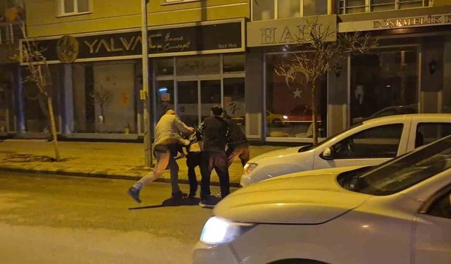 Eskişehir'de Geceye Damga Vuran Olay: Cadde Ortasında Kavga Kamerada