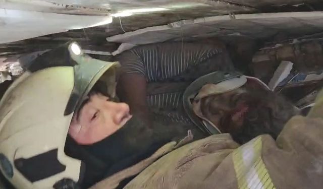 Fatih'te Yıkılan Binadaki Kurtarma Anları Güvenlik Kamerasında