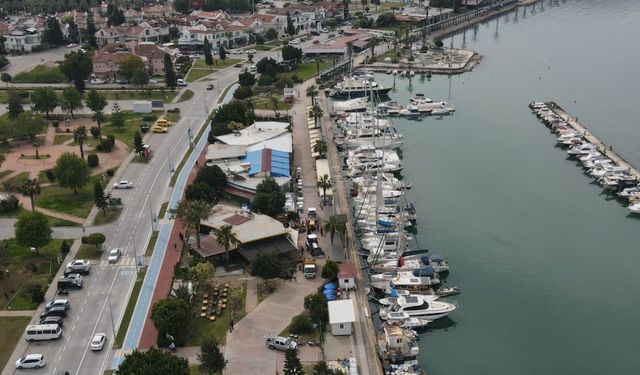 Fethiye'de sahil alanında yasadışı yapılar ortadan kaldırılıyor