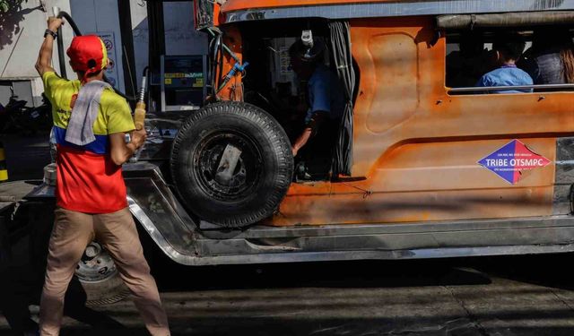 Filipinler'de Ulaşım Sendikaları Yakıt Fiyatlarındaki Artışa Karşı Greve Gitti