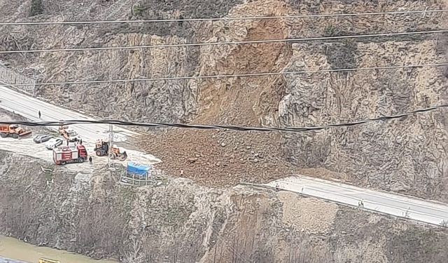 Gümüşhane-Giresun yolunda toprak kayması