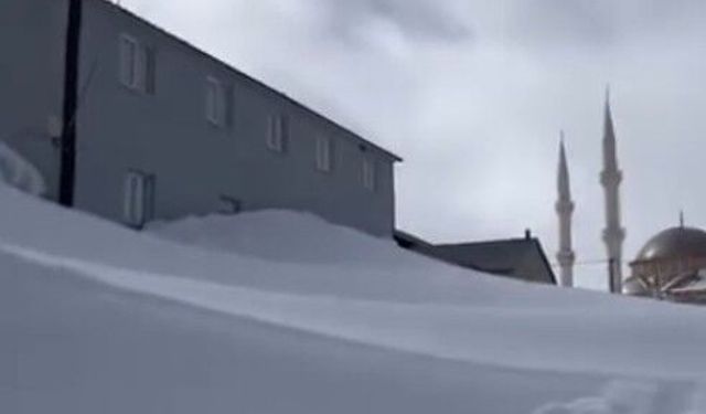 Gümüşhane'nin dağlarında kar kalınlığı evlerin yüksekliğine ulaştı