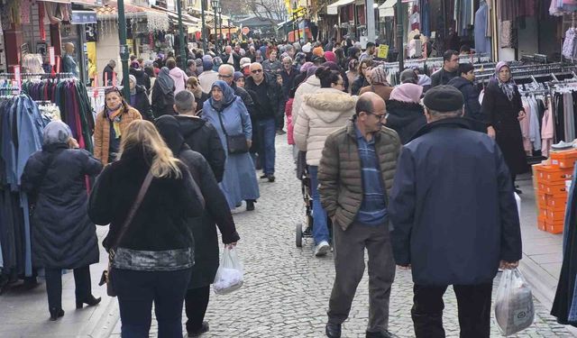 Güneşli havadan yararlanan halk çarşıya akın etti
