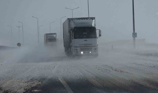 Güzeldere Geçidi'nde Tipi Trafiği Olumsuz Etkiliyor