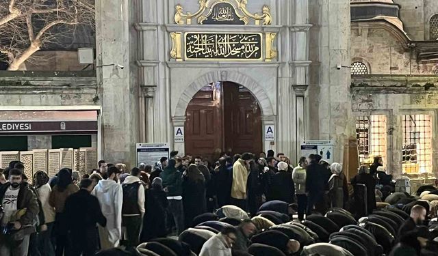 İstanbul'da Kadir Gecesi'nde Eyüpsultan Camii'ni Ziyaret Eden Vatandaşlar Yoğunluk Oluşturdu