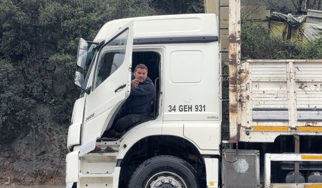 İstanbul'da Kamyon Sürücüsü Su Baskını Nedeniyle Yolda Mahsur Kaldı