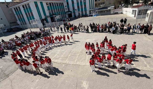 İzmir'deki Öğrenciler İstiklal Marşı'nı İşaret Diliyle Yorumladı