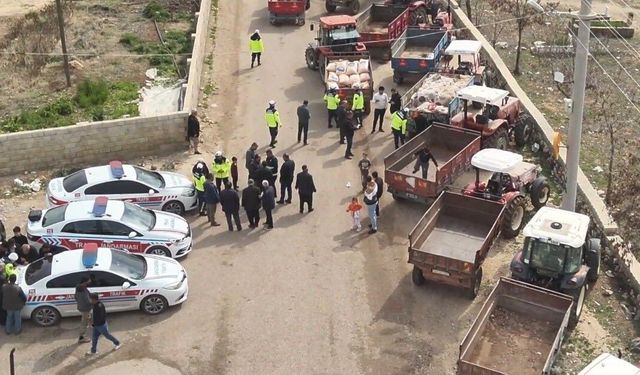 Jandarma, 85 traktör sürücüsüne eğitim vererek reflektör dağıttı