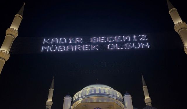 Kadir Gecesi Büyük Çamlıca Camii'nde Dualarla Kutlandı