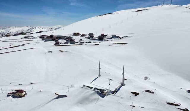 Kadırga Yaylası'ndaki Açık Hava Camisinin Kış Manzaraları