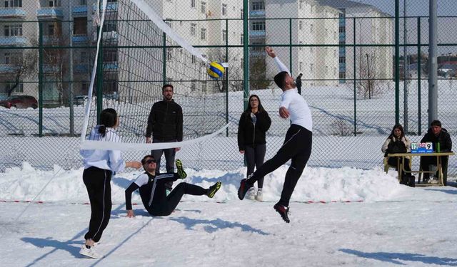 Kampüste Kış Voleybolu Coşkusu