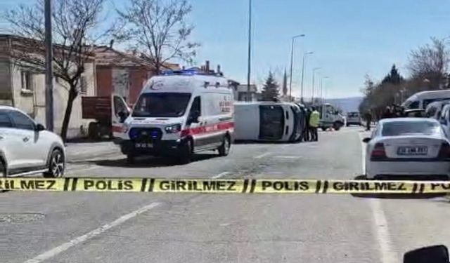 Kayseri'de öğrenci servisi otomobille çarpışarak devrildi