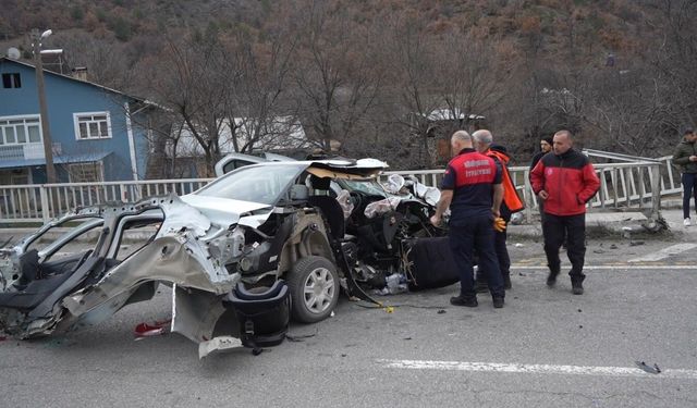 Kaza Sonrası Hurdaya Dönüşen Araçta 3 Kişi Yaralandı: Biri Bebek