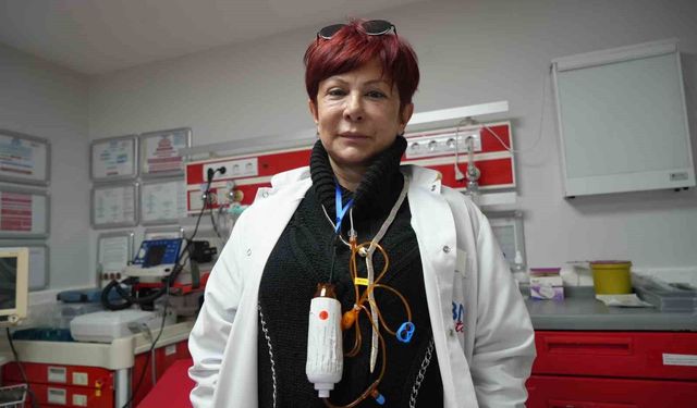 Kemoterapi ile savaşıyor, mesleğine olan aşkı ile örnek oluyor: İki farklı kanserle mücadele eden doktorun azmi