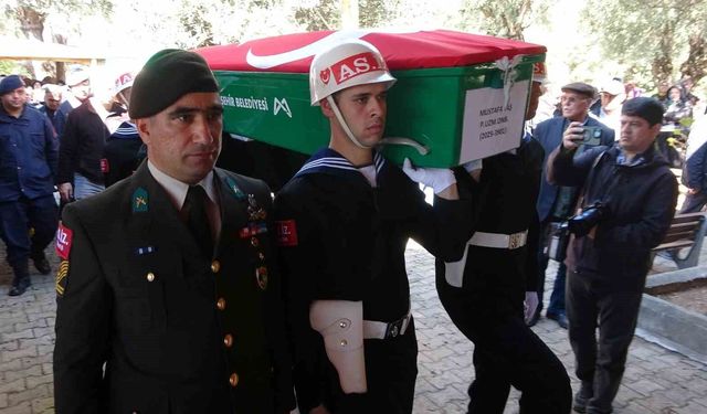 Kıbrıs'ta trafik kazasında hayatını kaybeden uzman onbaşı, memleketinde son yolculuğuna uğurlandı