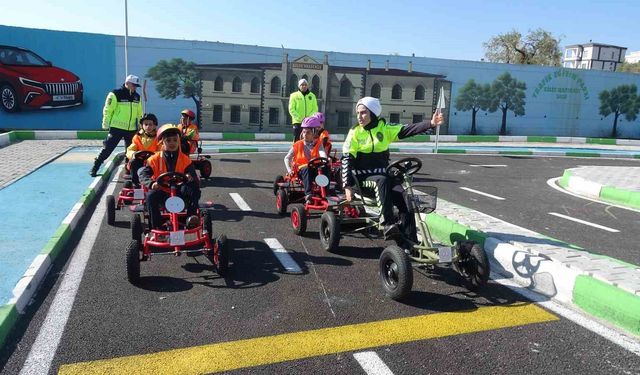 Kilis'te Öğrenciler Trafik Eğitim Parkı'nda Direksiyon Kullanmayı Öğreniyor