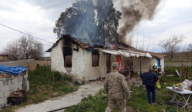 Kırıkhan'da Bağımsız Ev Yangınında Kullanılamaz Hale Geldi