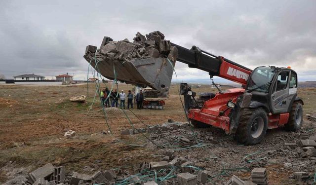 Kırşehir'de Briket Yüklü Kamyon Devrildi
