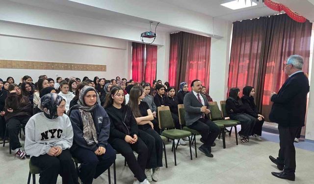 Kız Meslek Lisesi'nde Bilim Semineri Düzenlendi