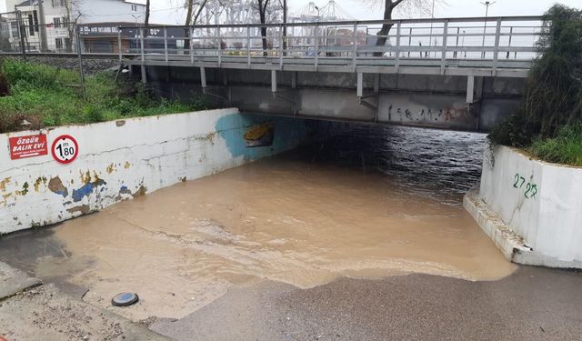Kocaeli'de Yağmur Nedeniyle Alt Geçit Sular Altında Kaldı