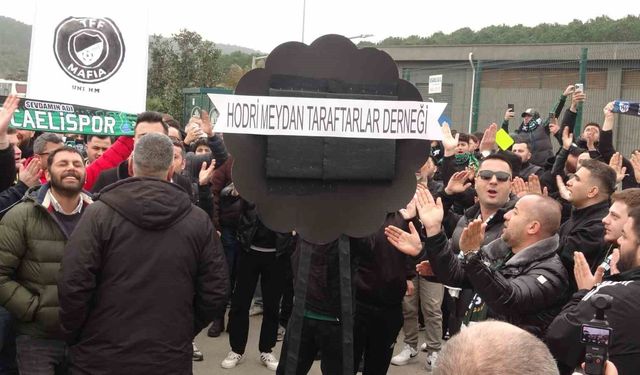 Kocaelispor taraftarları, TFF binası önünde siyah çelenk bıraktı