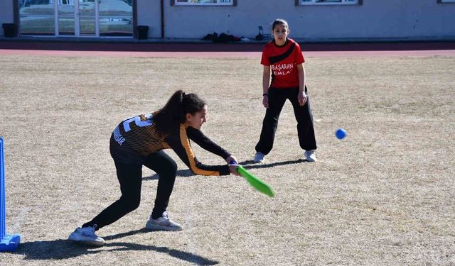 Küçük Kızlar Kriket Turnuvası Tamamlandı