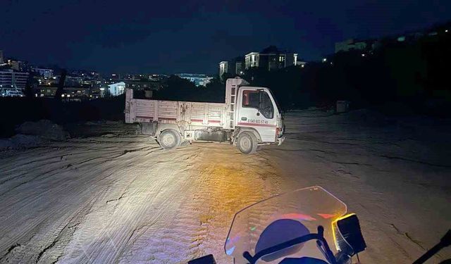 Kuşadası'nda izinsiz moloz dökümüne yakalanan kamyonet sürücüsüne ceza verildi