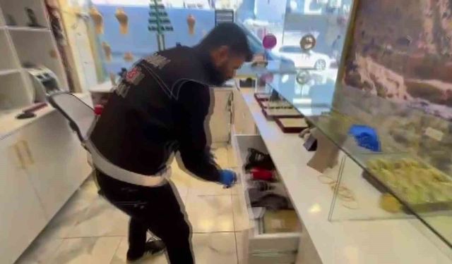 Kuyumcu kılığında tefecilik yapanlara baskın: Silahlar, pos cihazları ve milyonluk senetler ele geçirildi