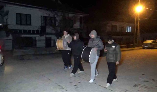 Lise Öğrencileri Davul Çalarak Sahura Kaldırıyor: 'Bahşişleri İyi Hazırlayın'