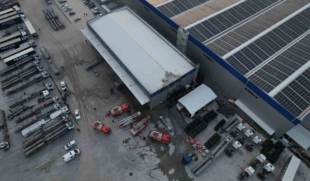 Lojistik merkezinde çıkan yangın: 1 itfaiyeci yaralandı
