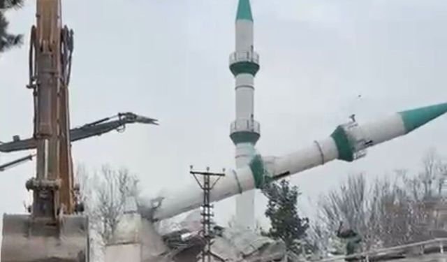 Malatya'da deprem nedeniyle hasar gören cami kontrollü şekilde yıkıma uğradı