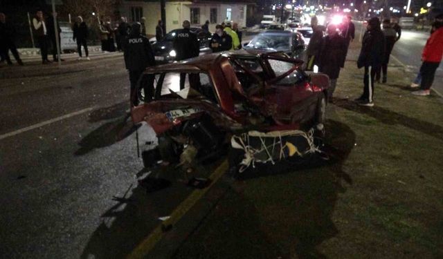 Malatya'da otomobilin çarptığı Tofaş adeta parçalandı: 3 kişi yaralandı