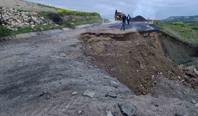 Manisa'da çöken Selendi-Kula karayolu trafiğe kapatıldı