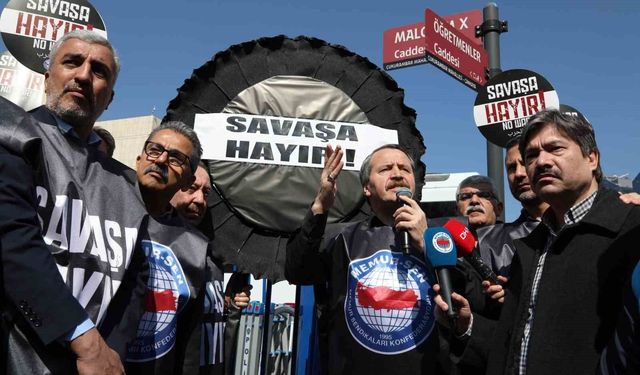 Memur-Sen, ABD Büyükelçiliği Önüne Karşıtlık Çelengi Bıraktı