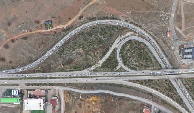 Milyonlarca öğrenci pazartesi eğitim hayatına dönüyor, tatilciler geri dönüş yolunda: 43 ilde yoğun trafik